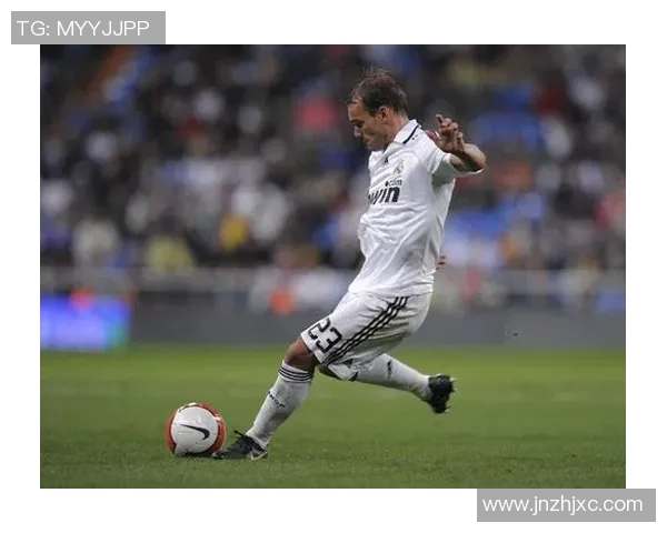 足球巨星射门瞬间定格完美瞬间展现力量与技巧